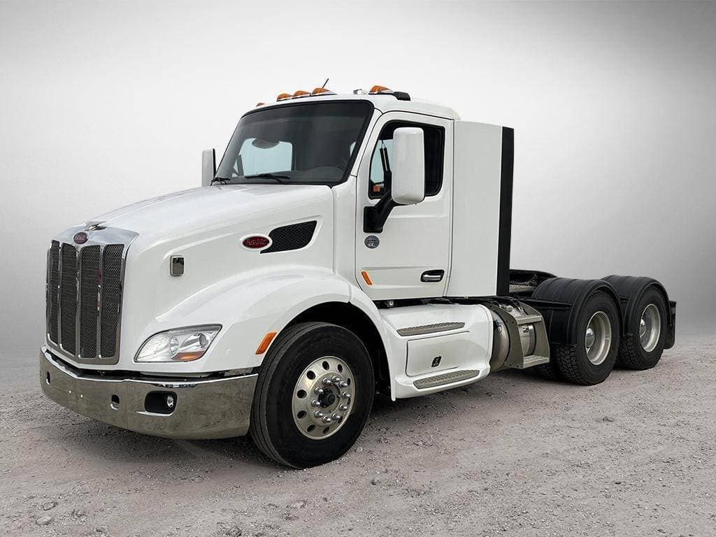 2017 Peterbilt 579 image 1
