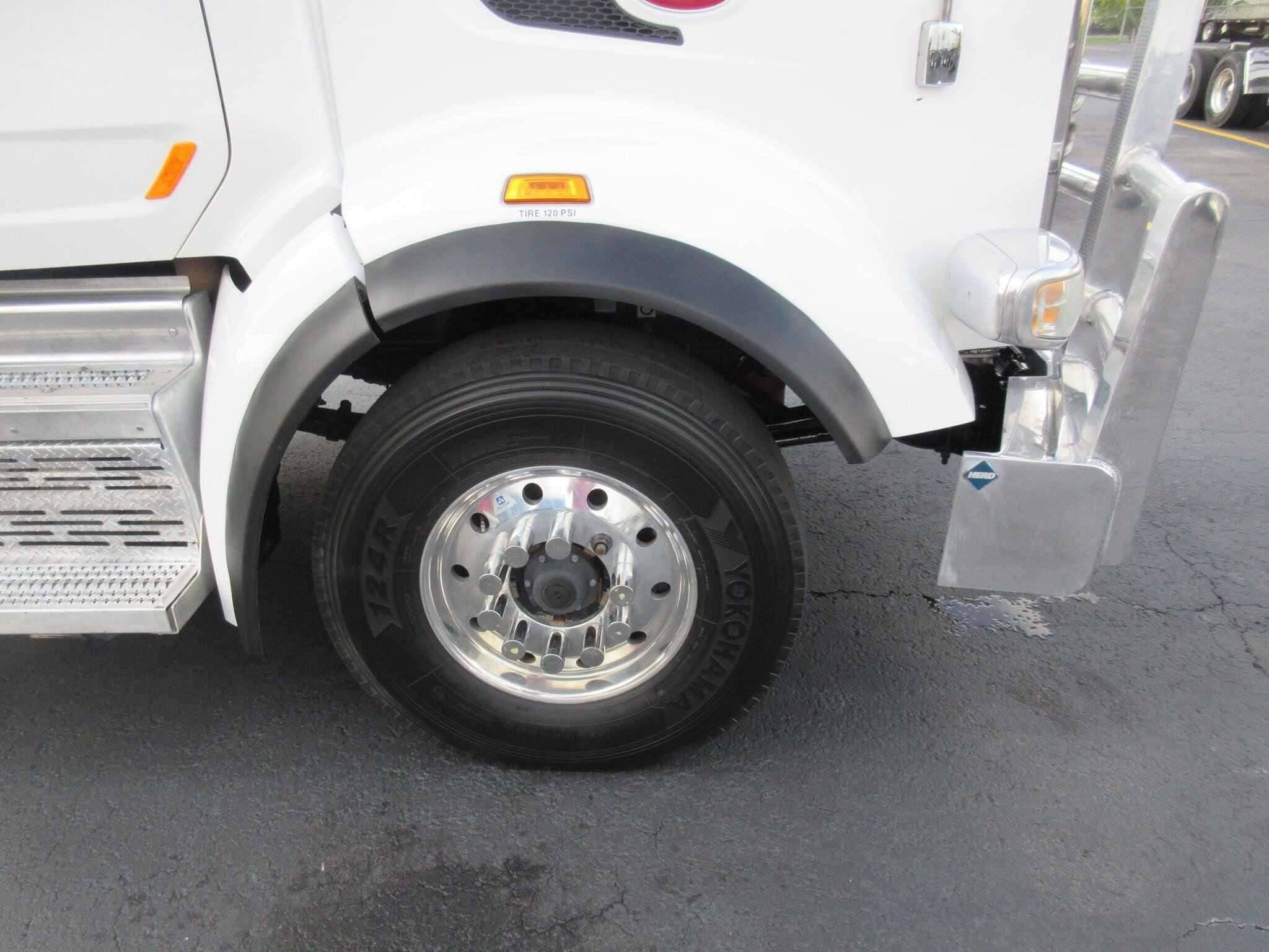 2019 Peterbilt 567 image 12