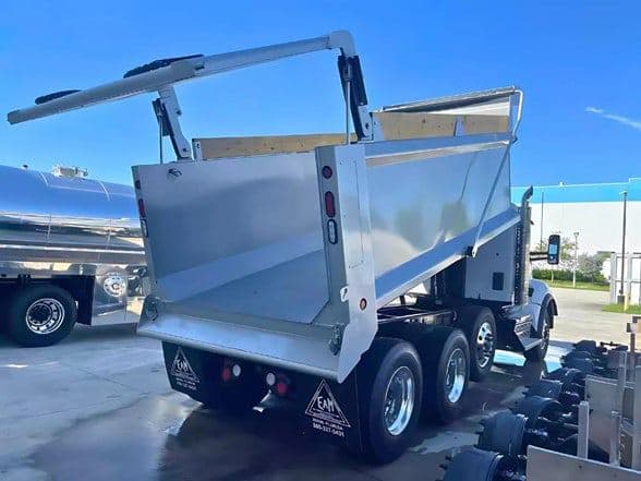 2025 Kenworth T880 image 8