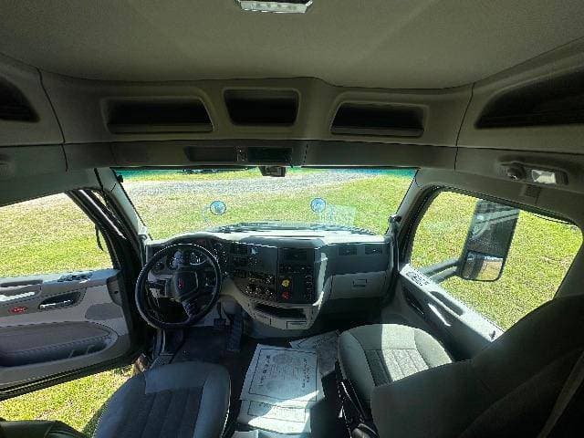 2019 Peterbilt 579 image 9