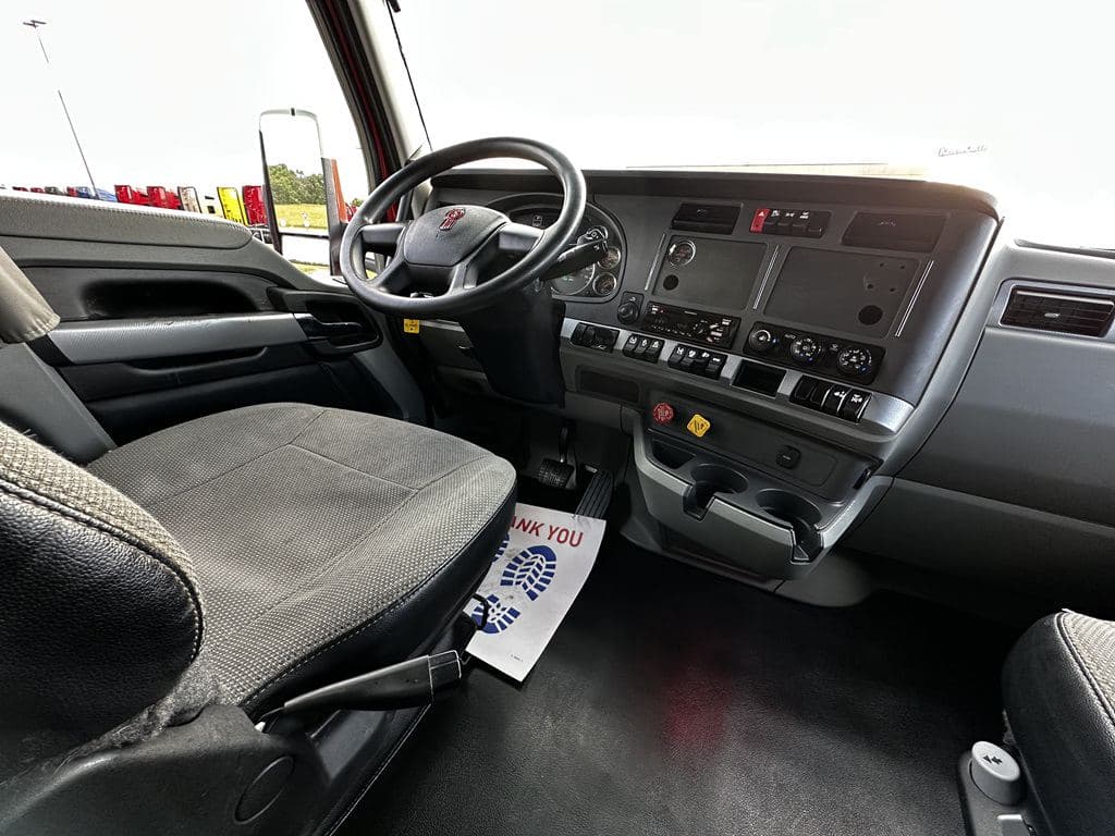 Used 2022 PETERBILT 579 image 9