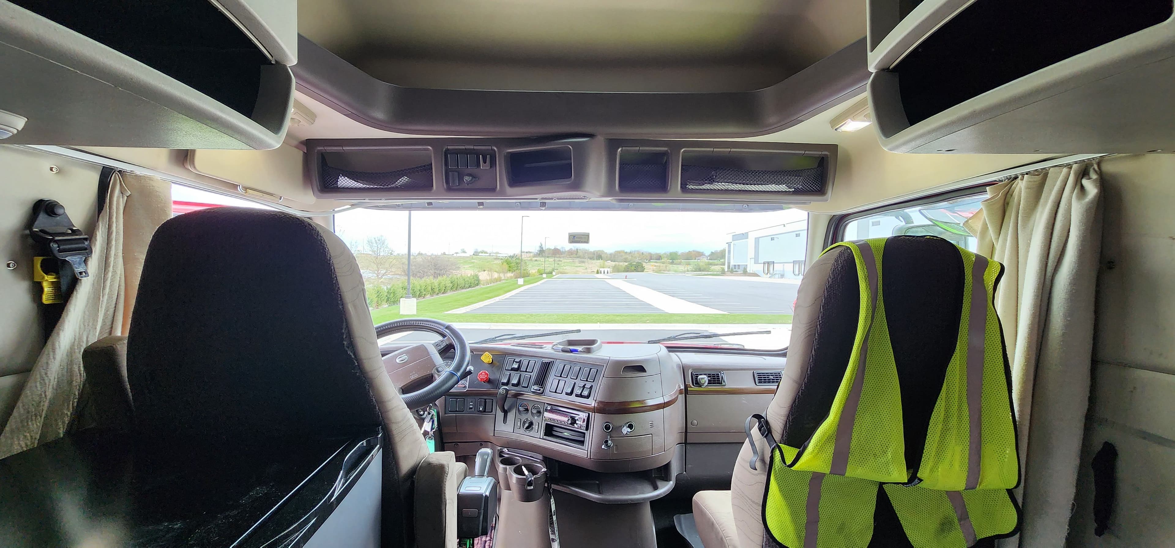 2016 Volvo VNL670 image 8