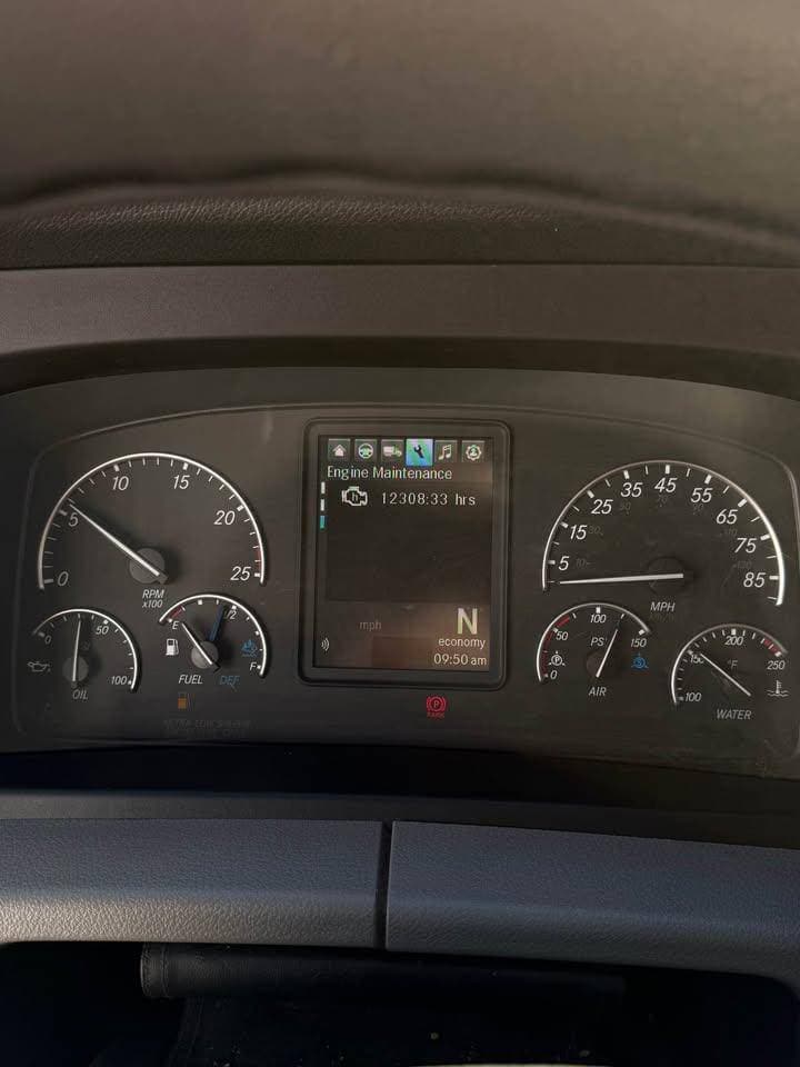 2021 Freightliner Cascadia image 10