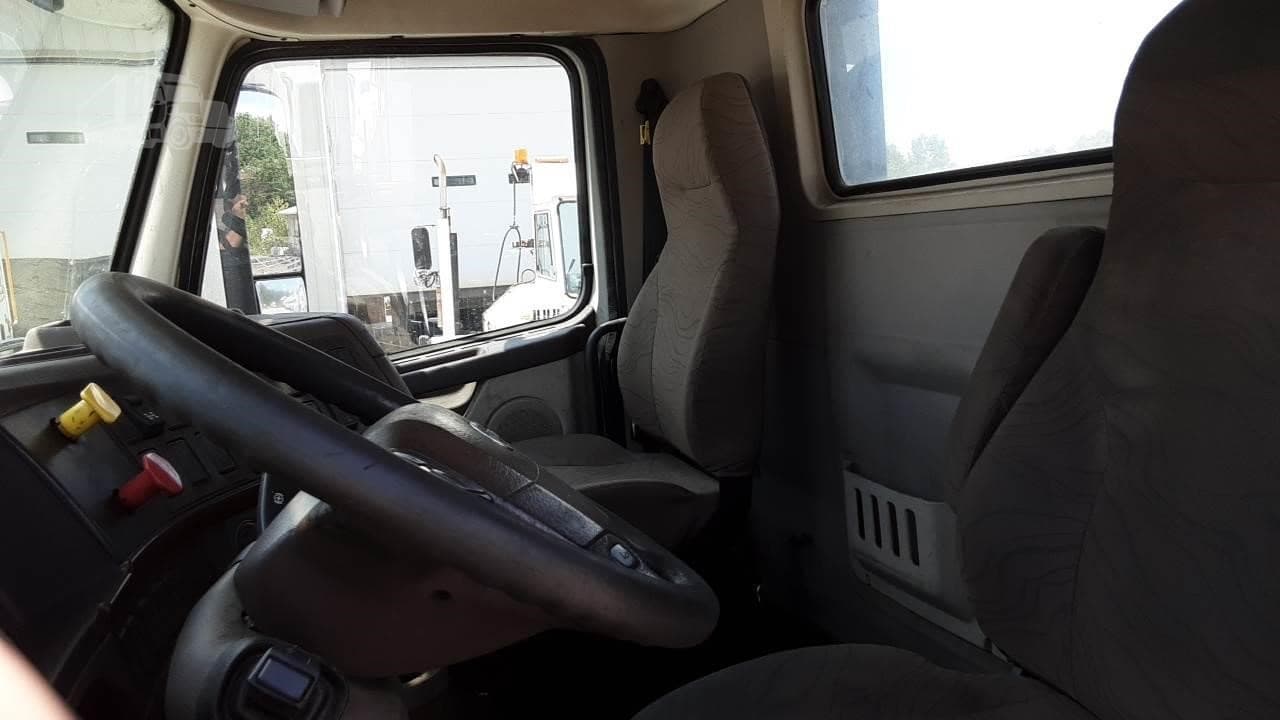 2017 VOLVO VNL64T300 image 12