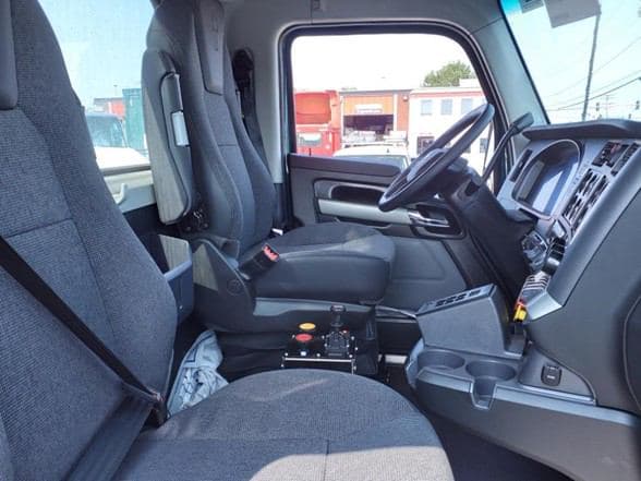 2025 Kenworth T880 image 28