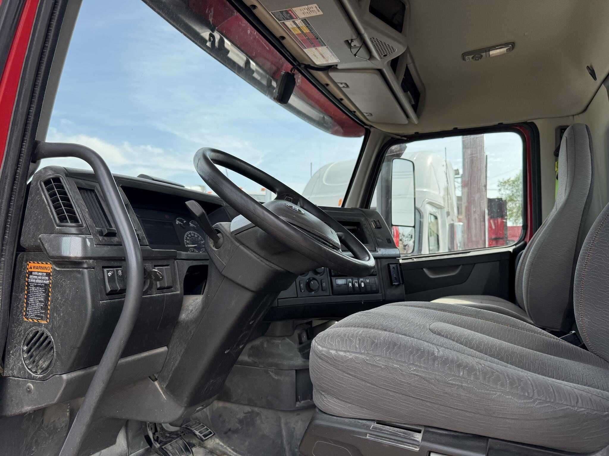 2020 Volvo VNR image 6