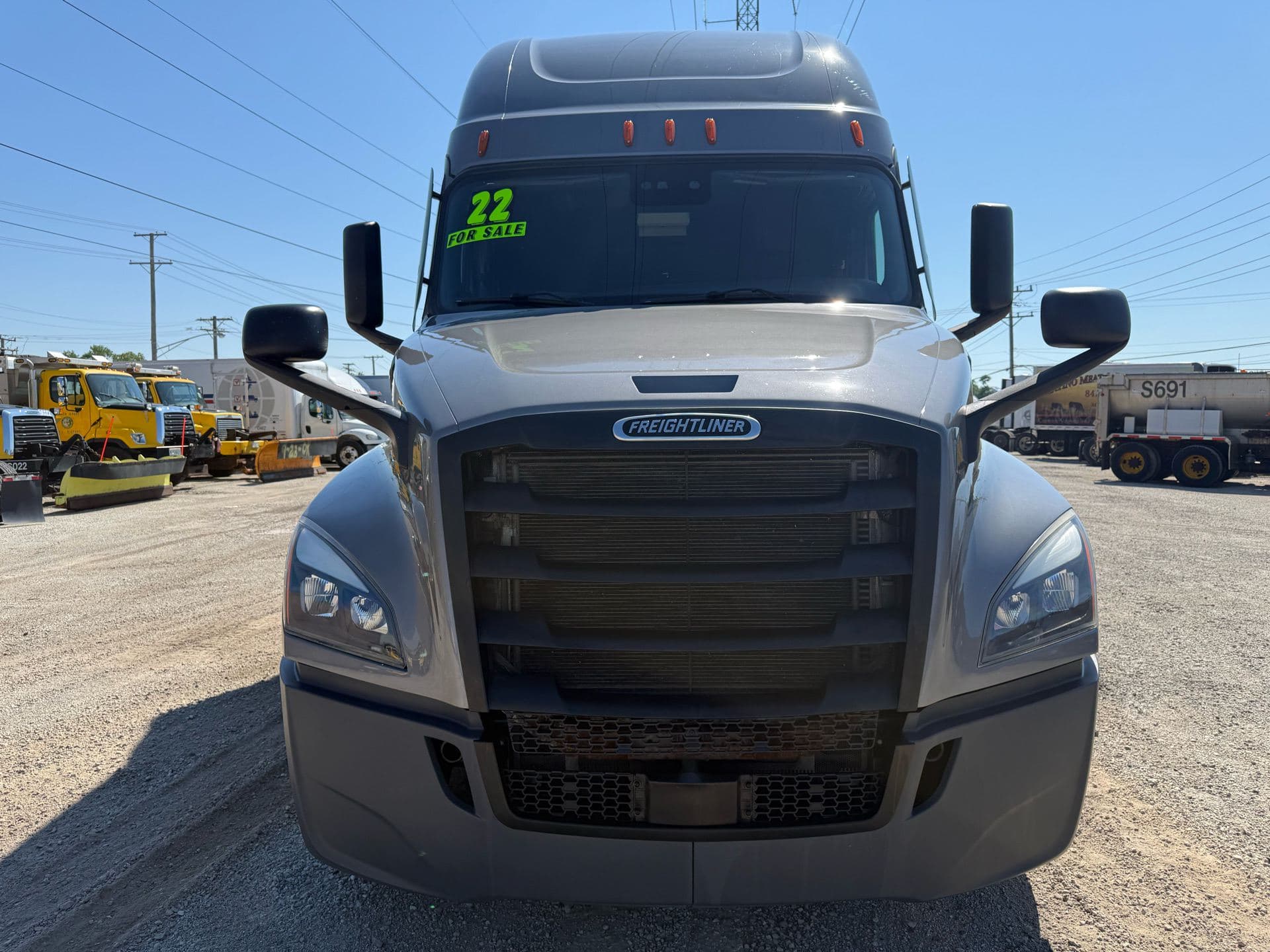 2022 Freightliner - 469k - 11,600 Hours! image 2