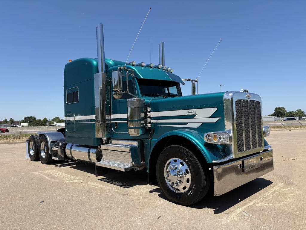 Used 2024 PETERBILT 389 image 1
