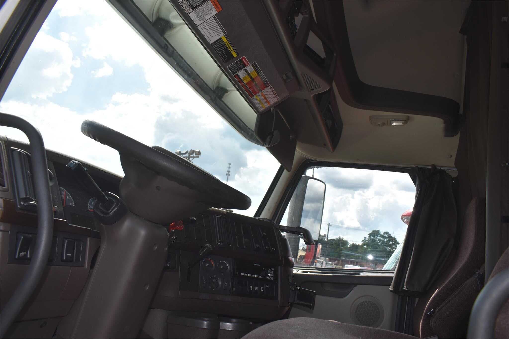 2016 Volvo VNL670 image 4
