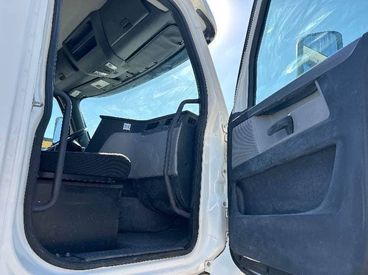 2019 Freightliner Cascadia 126 Day Cab Truck - 435HP, 10 Speed Manual image 12