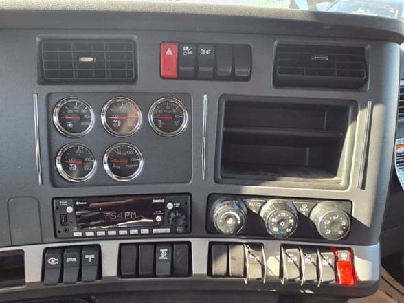 2025 Kenworth T880 image 18