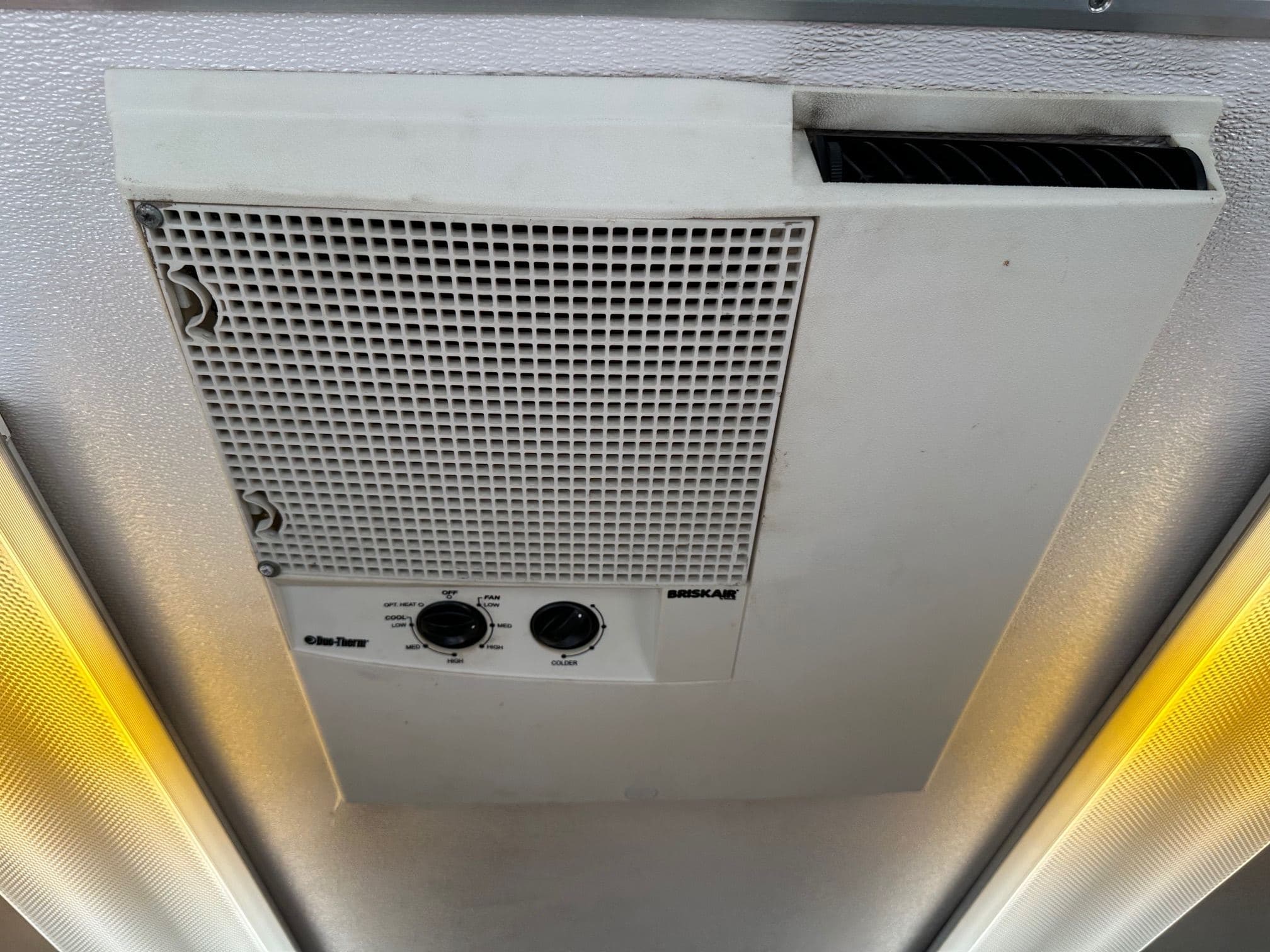 2002 WORKHORSE Step Van with Handicap Lift image 29