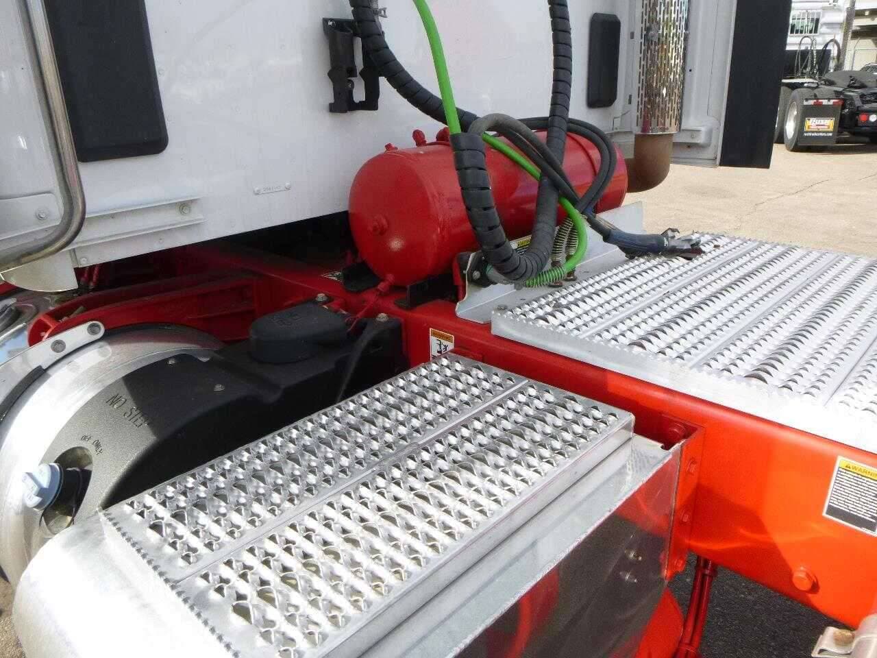 2023 Peterbilt 567 image 10