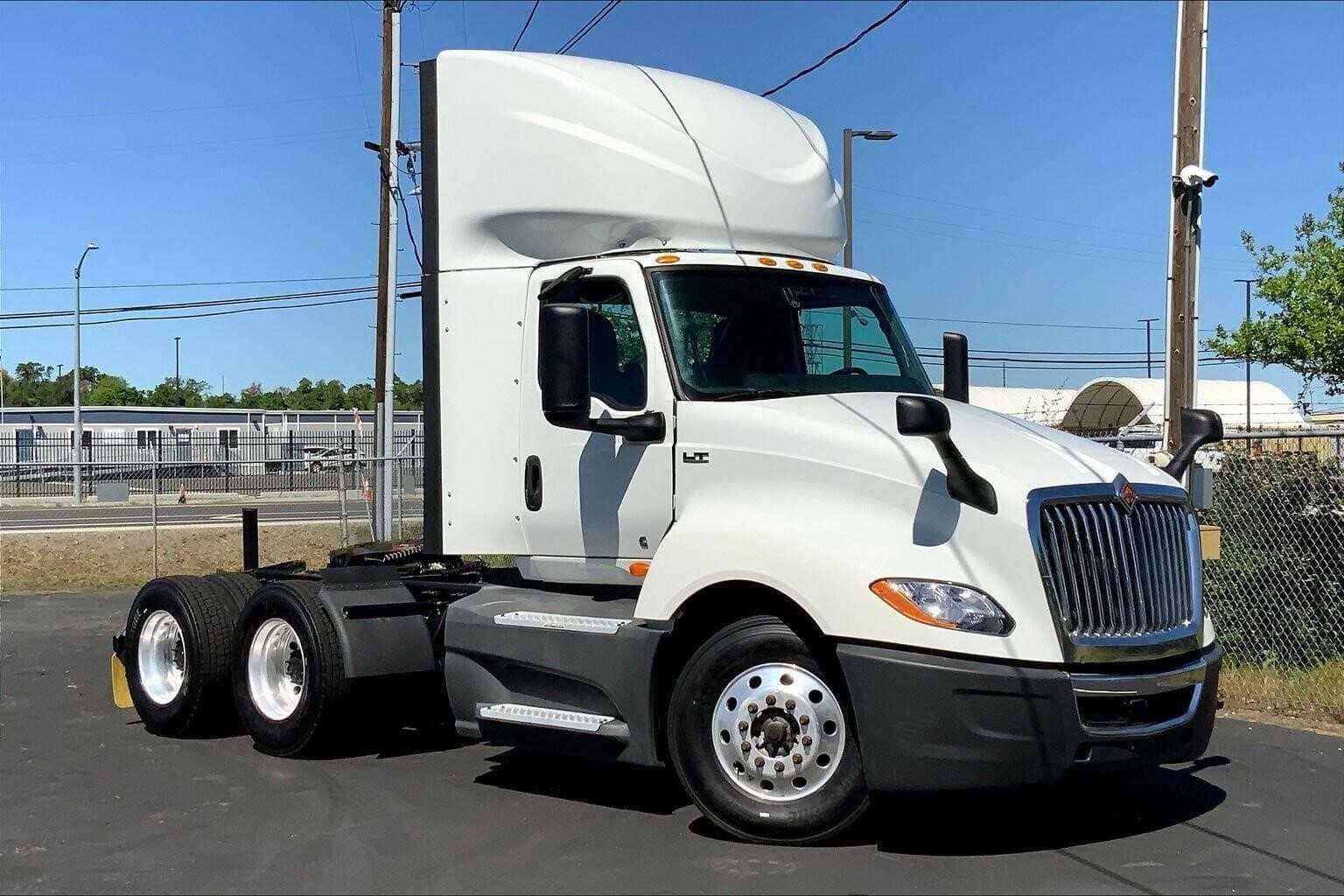 2020 International LT625 image 1