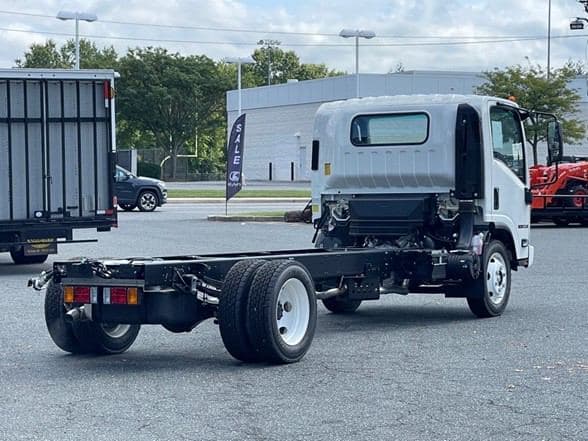 2025 Isuzu NRR image 11