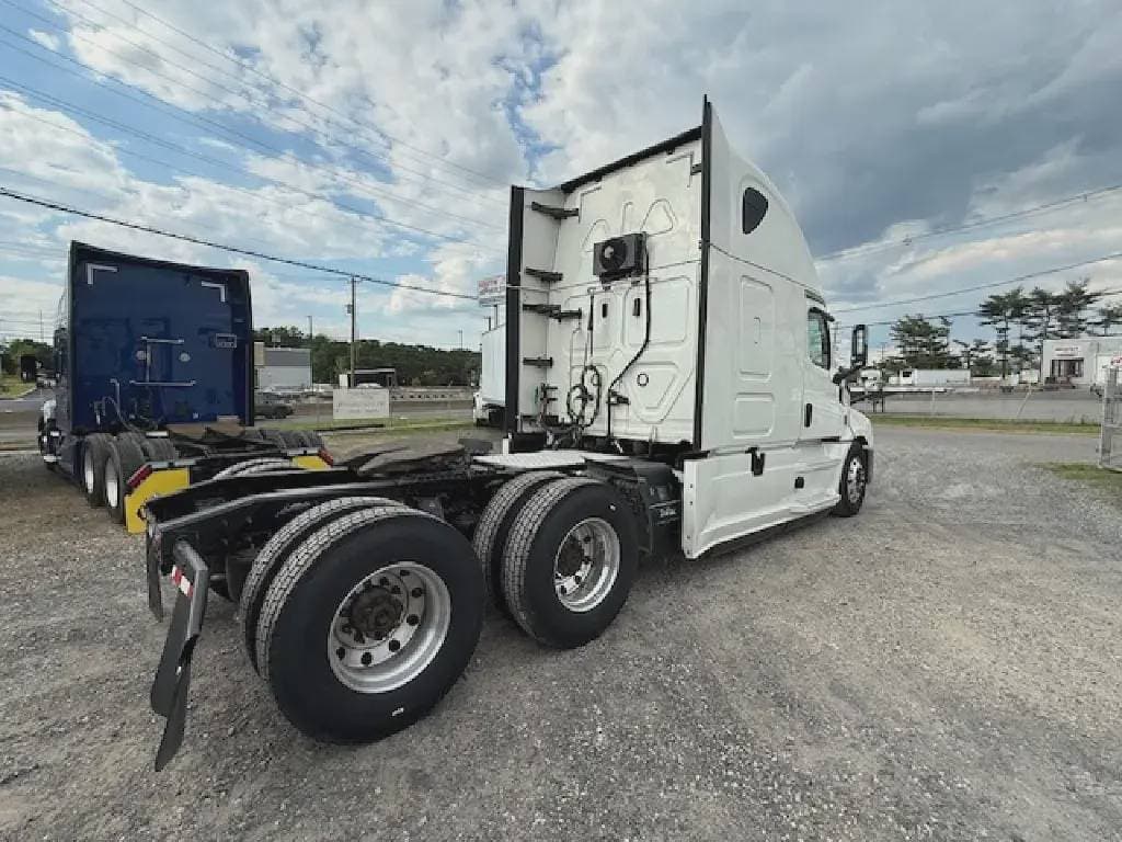 Used 2020 FREIGHTLINER Conventional - Sleeper Truck image 6