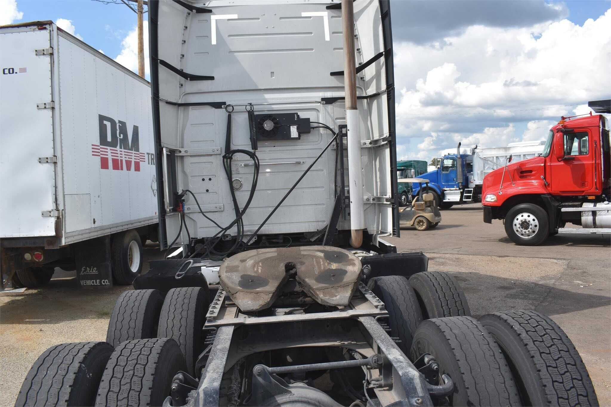 2016 Volvo VNL670 image 2