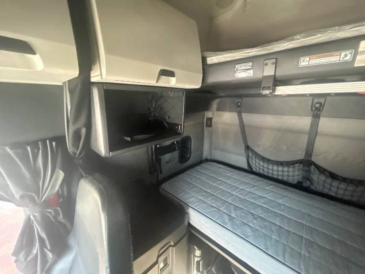 2019 Freightliner Cascadia 126 Sleeper Semi Truck - 72" Integral Sleeper, 455HP, 12 Speed Automatic image 13