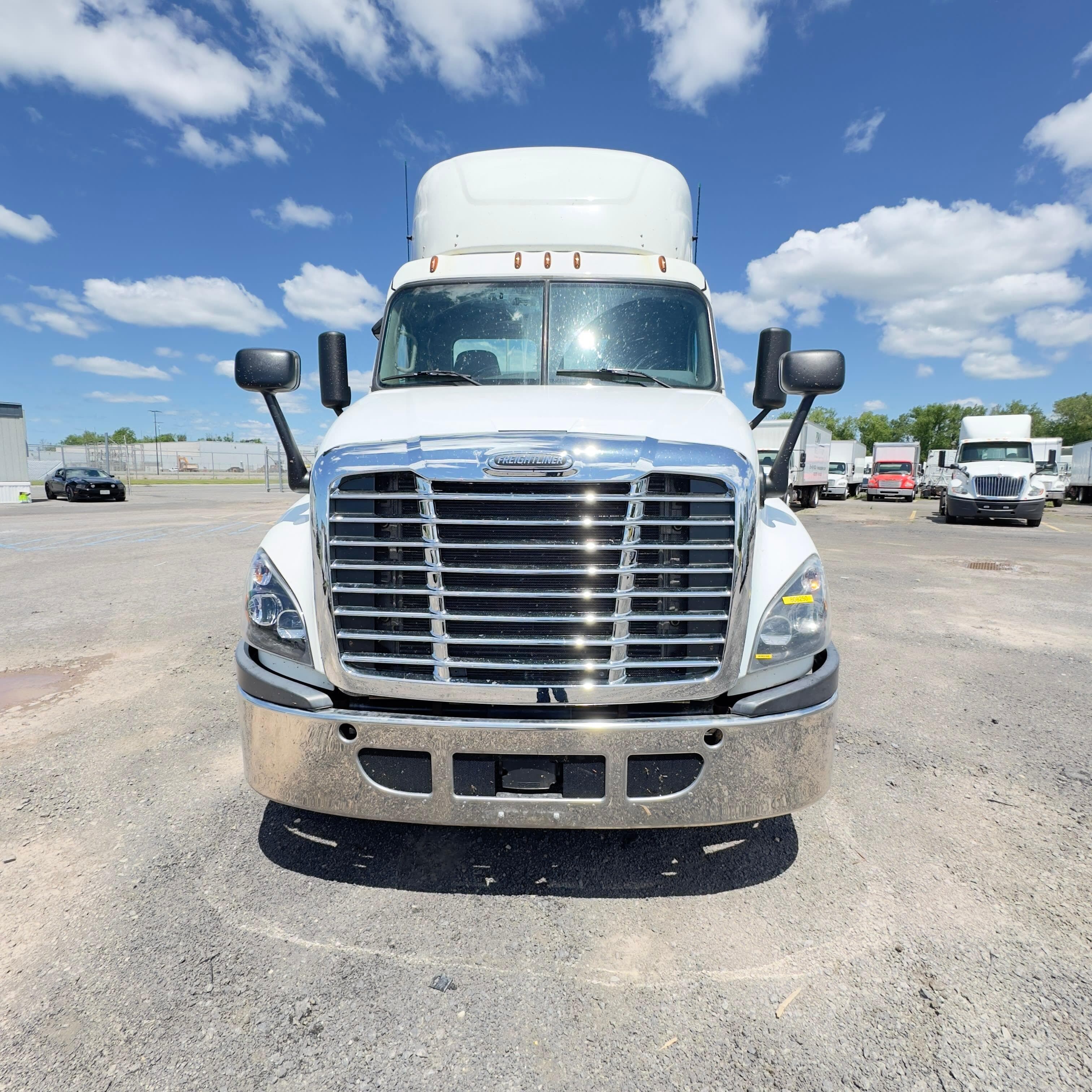 Used 2019 FREIGHTLINER Conventional - Day Cab - CASCADIA 125 image 1