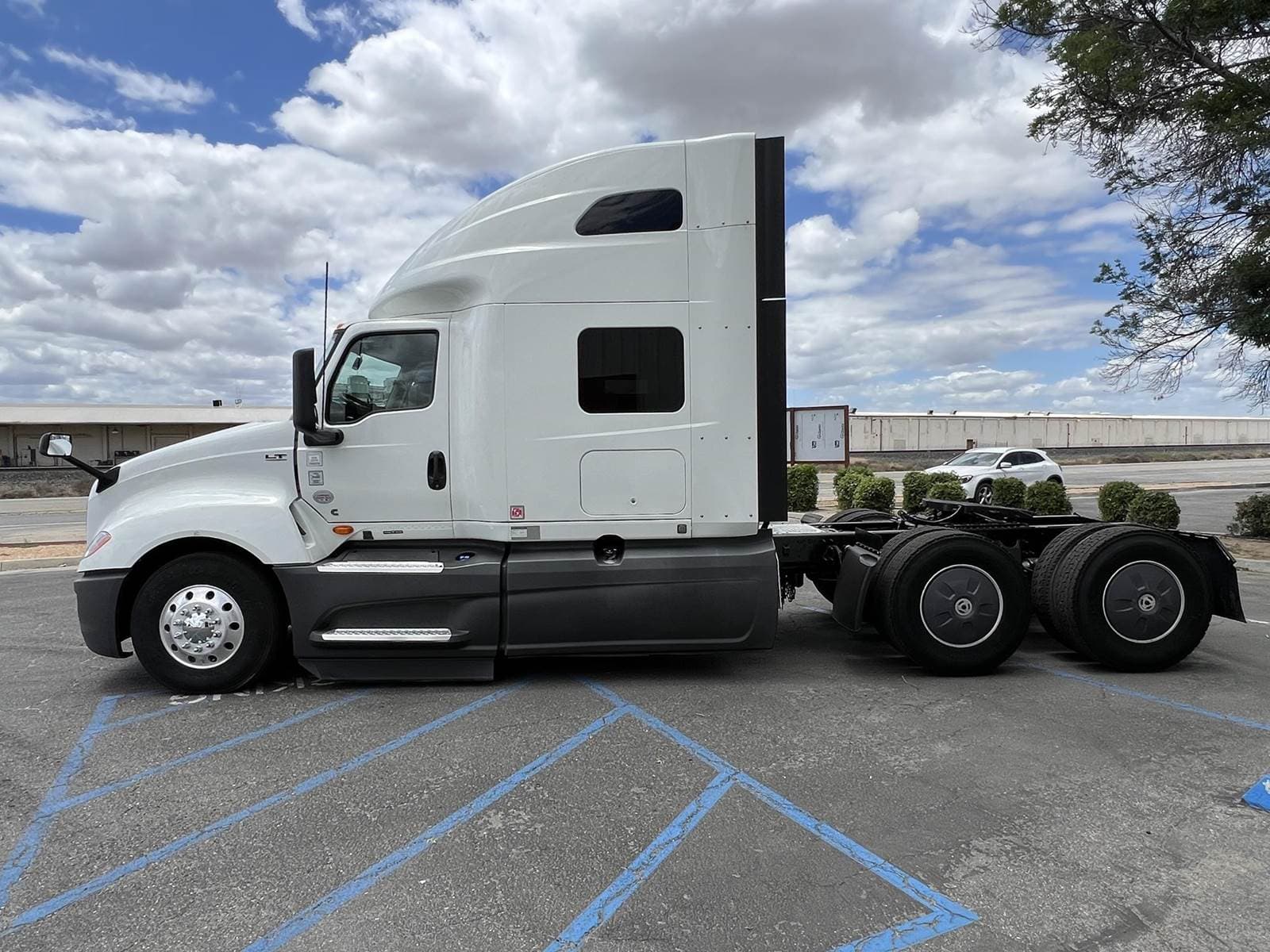 2022 International LT Sleeper Semi Truck - Raised Roof Sleeper, Cummins 450HP, Automatic image 10