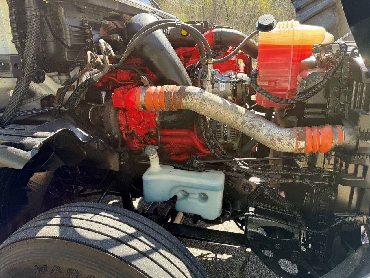 2018 International LT625 image 20