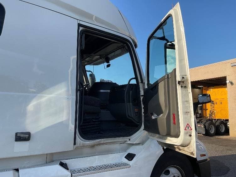 2022 Volvo VNL image 12