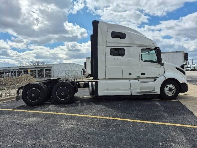 2023 Volvo VNL64760 image 4