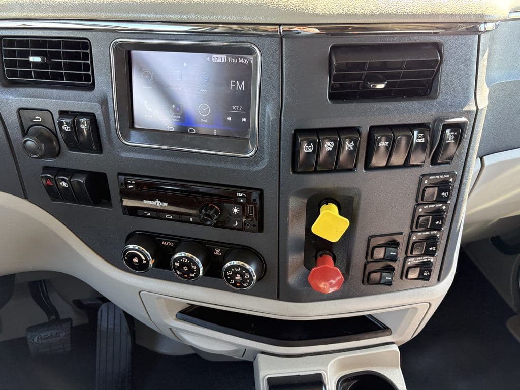 Used 2018 PETERBILT 579 image 25