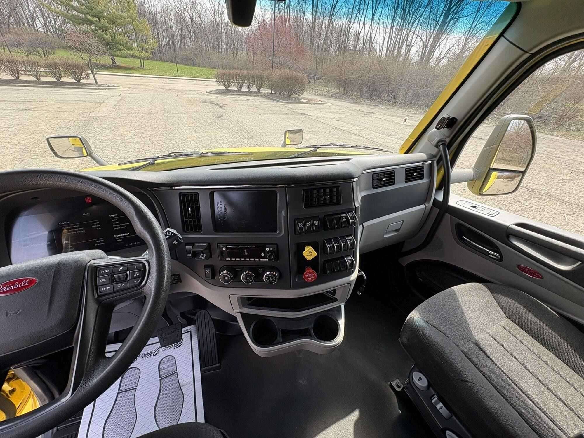 2023 Peterbilt 579 image 11