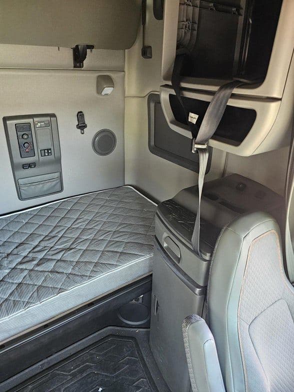 2023 Volvo VNL64T760 image 8