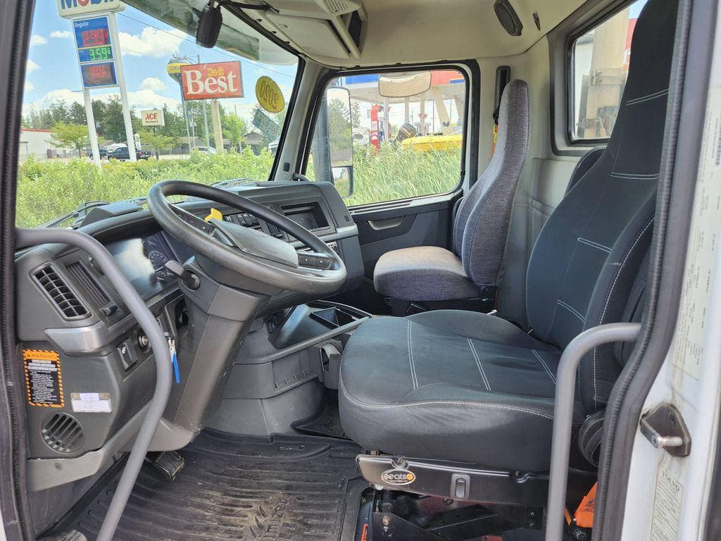 2020 Volvo VNR image 11