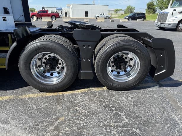 2021 Kenworth T680 image 3