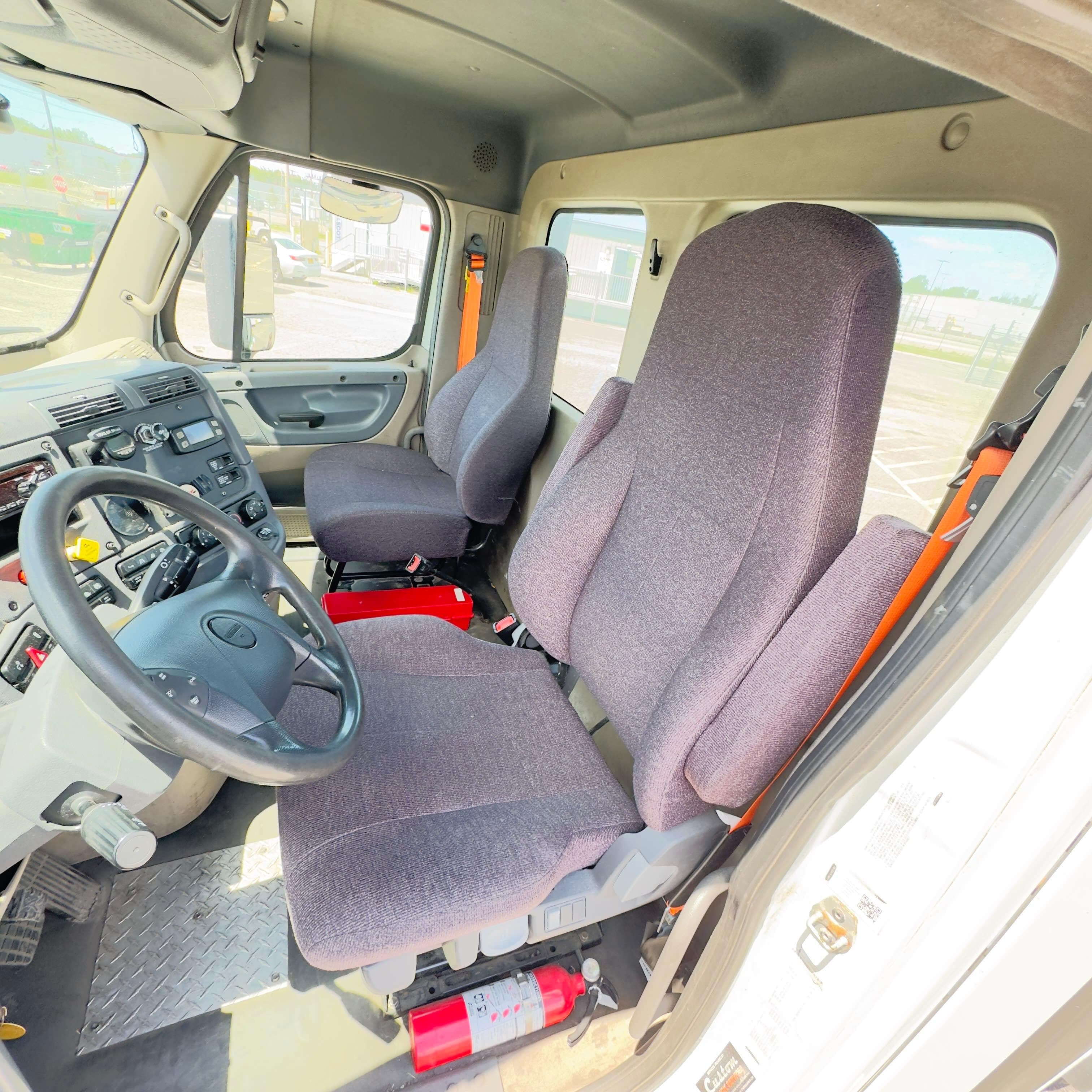 Used 2019 FREIGHTLINER Conventional - Day Cab - CASCADIA 125 image 6