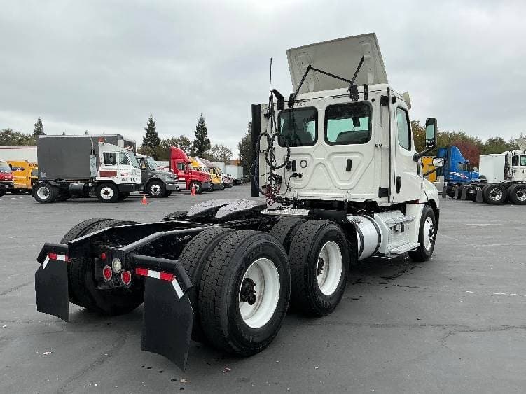 2018 Freightliner Cascadia image 10