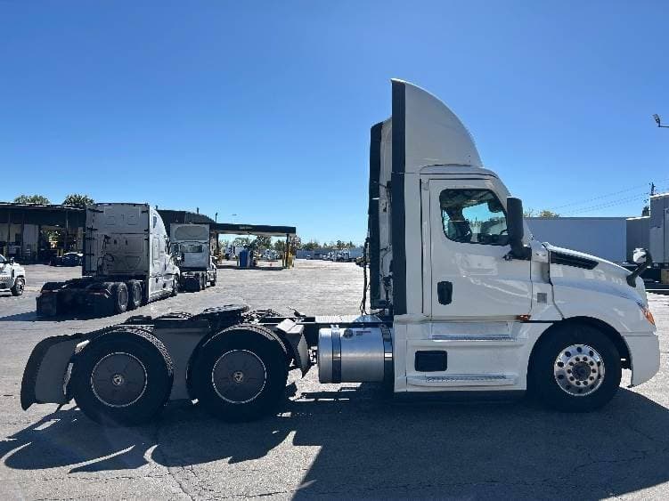 2022 Freightliner Cascadia image 8