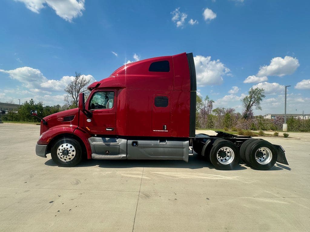 Used 2021 PETERBILT 579 image 2