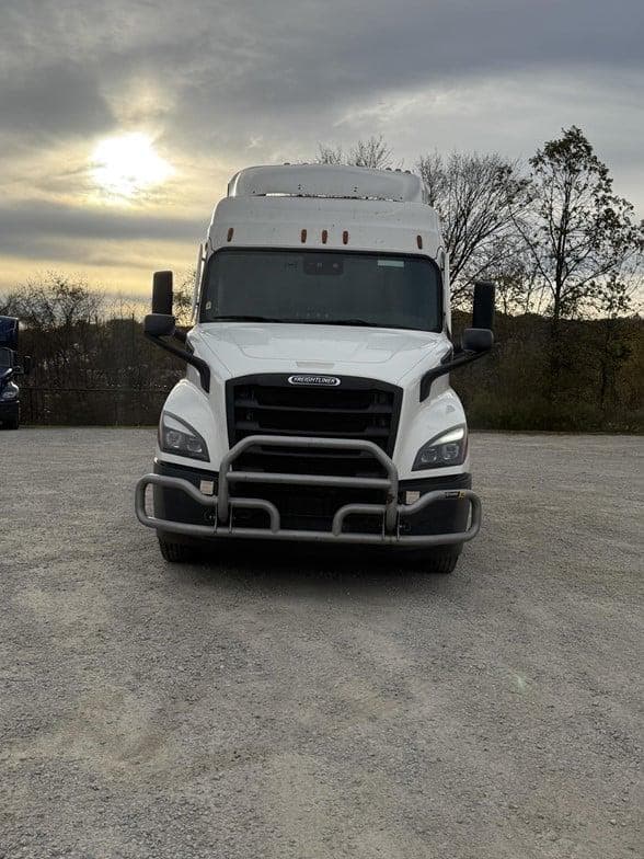 2021 Freightliner Cascadia 116 image 2