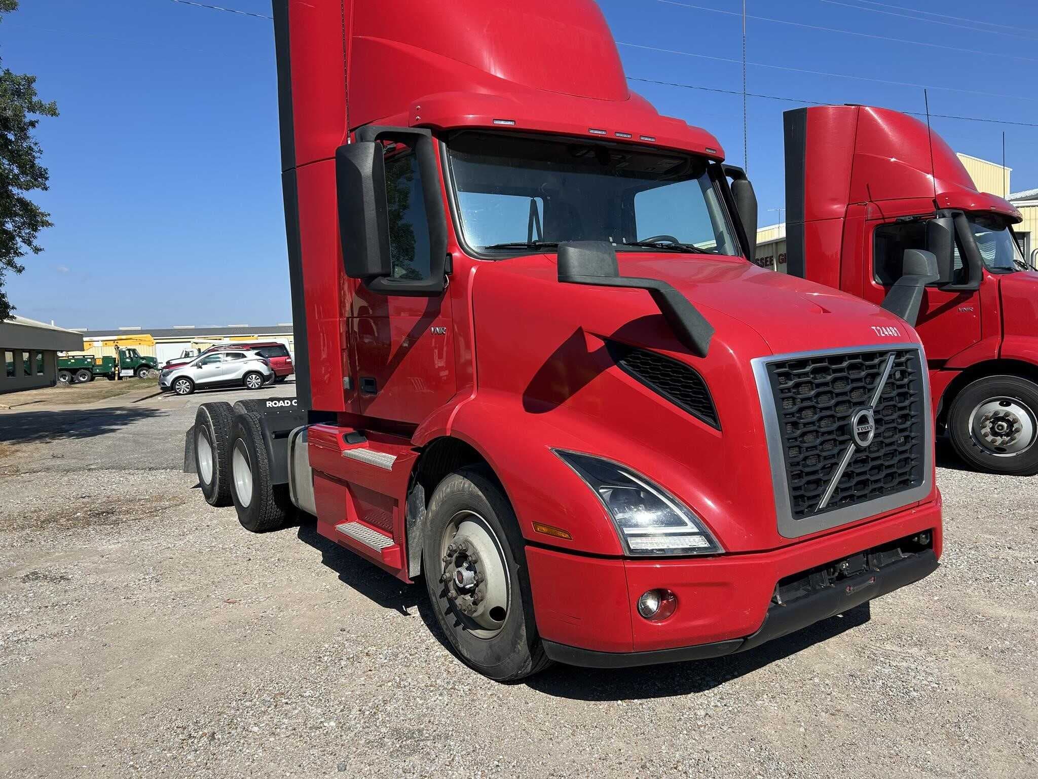 2020 Volvo VNR640 image 9