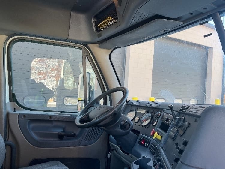 Used 2018 Freightliner Conventional - Day Cab, Tractor - CASCADIA 125 image 8