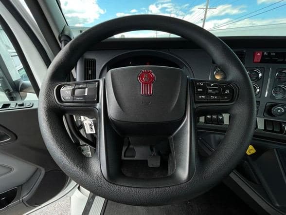 2025 Kenworth T880 image 13