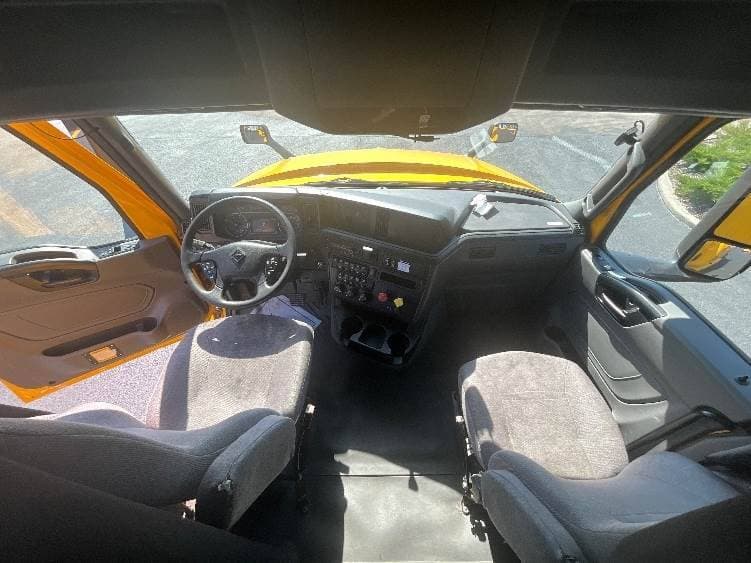 2022 International LT625 image 6