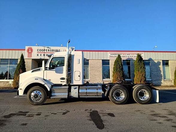 2025 Kenworth T880 image 2
