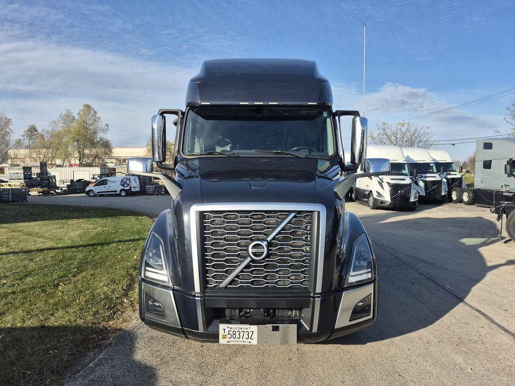 2023 Volvo VNL image 8