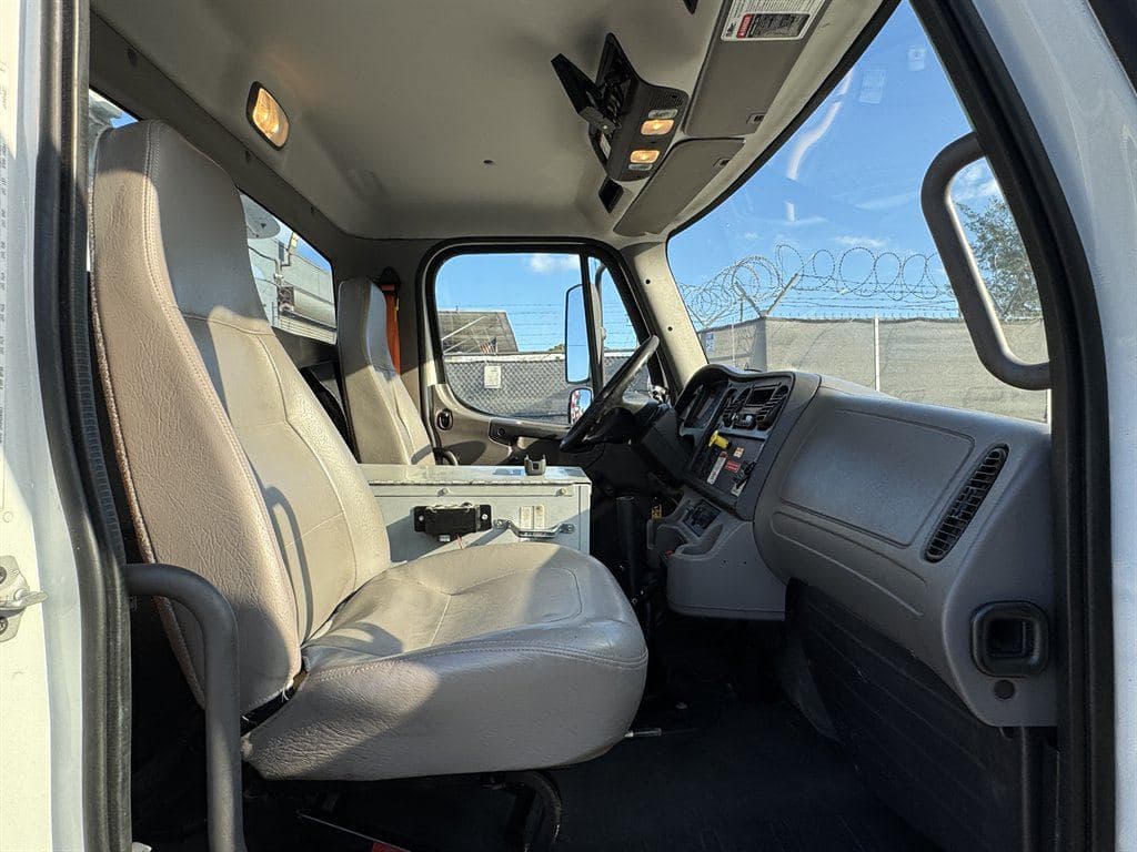 2015 Freightliner M2 106 image 53