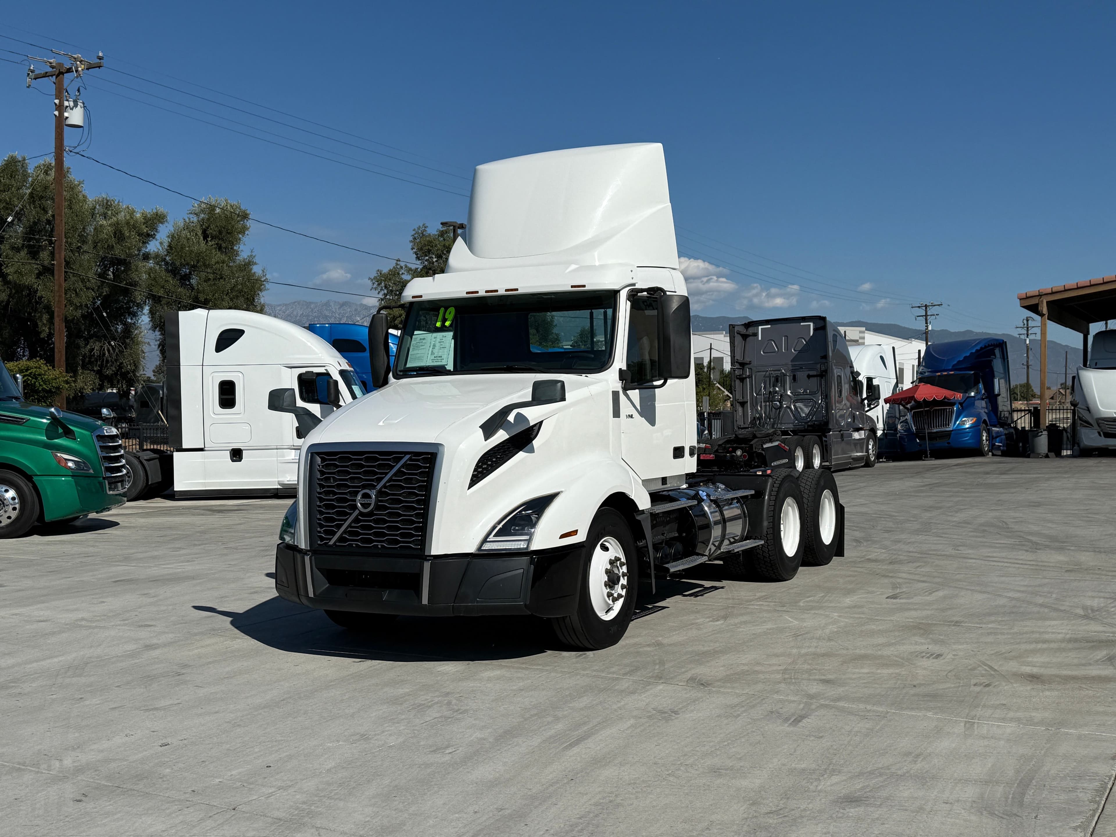 2019 Volvo VNL64T300 image 1