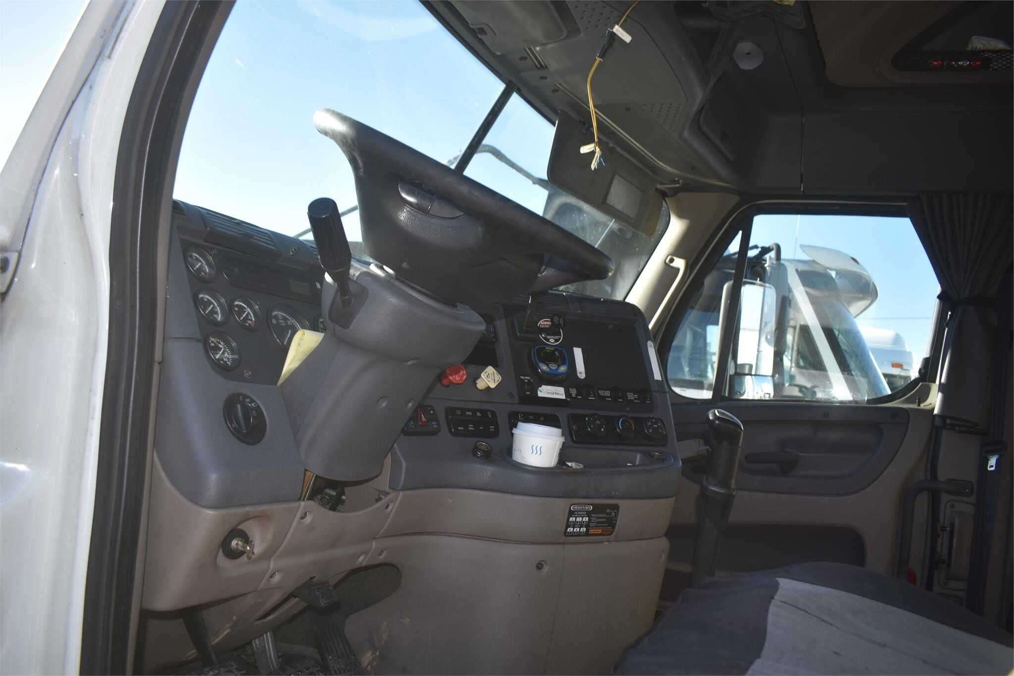 2011 Freightliner Cascadia image 2