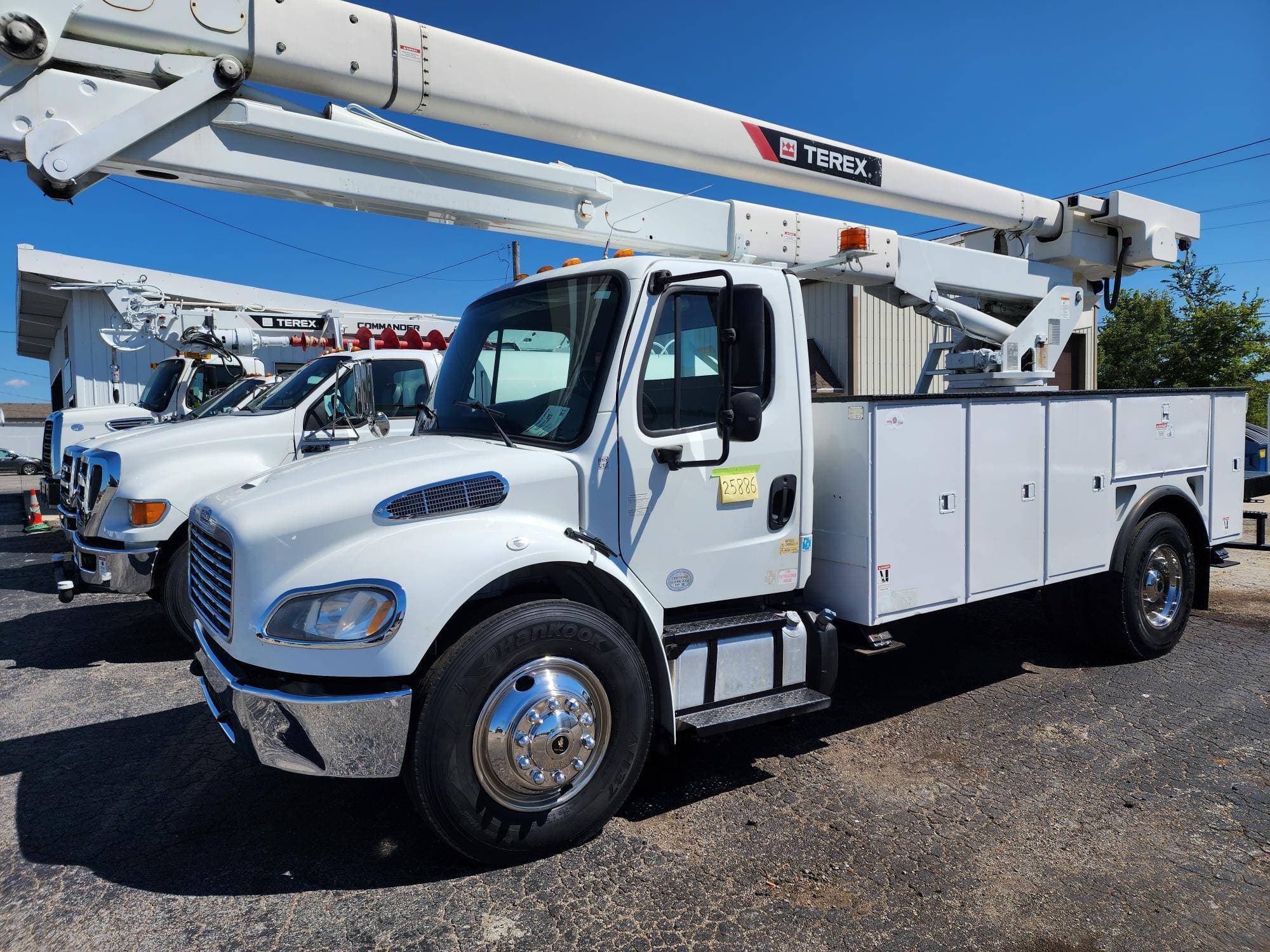 2015 Freightliner M2 image 1