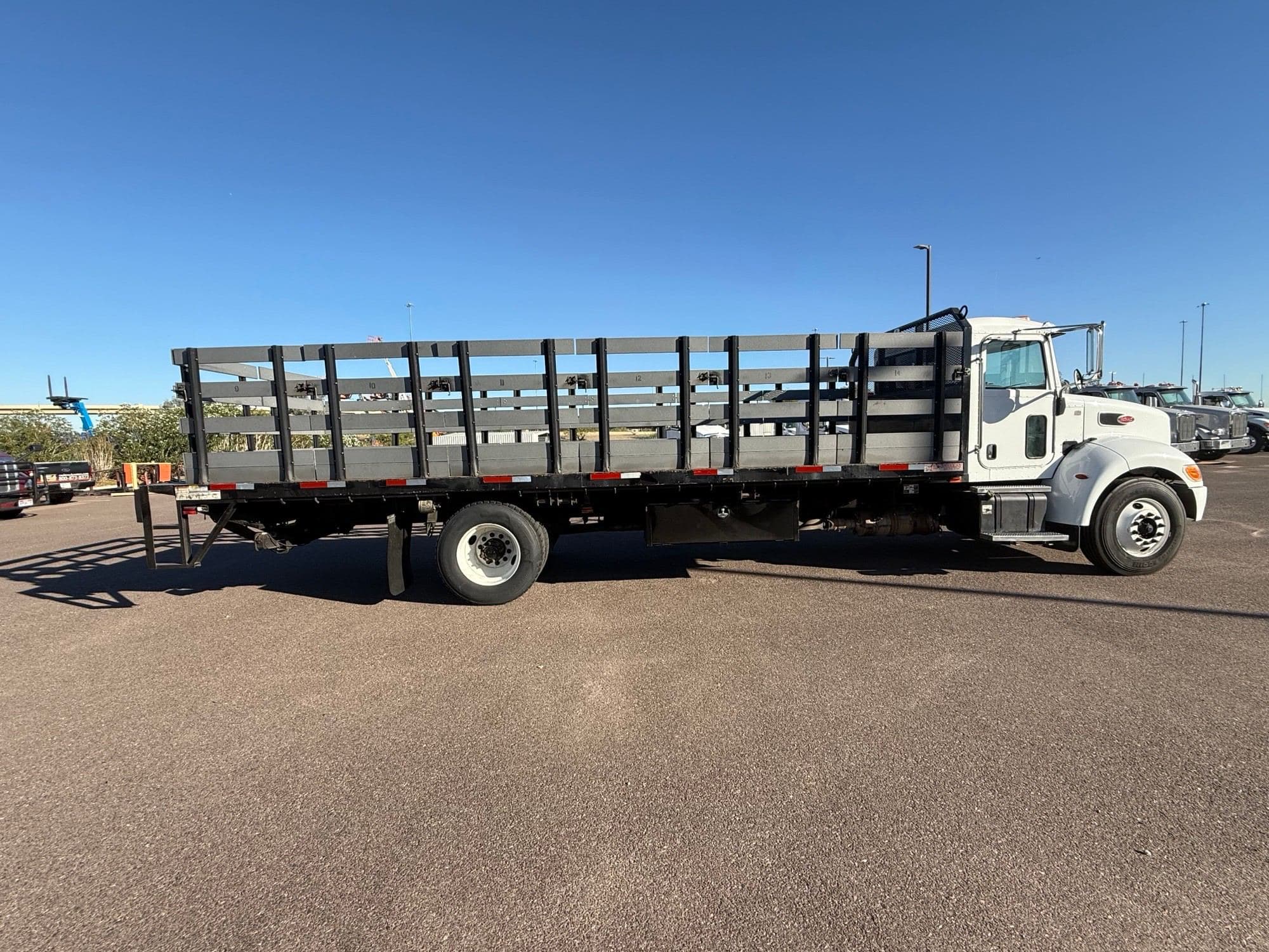 2020 Peterbilt 330 image 6