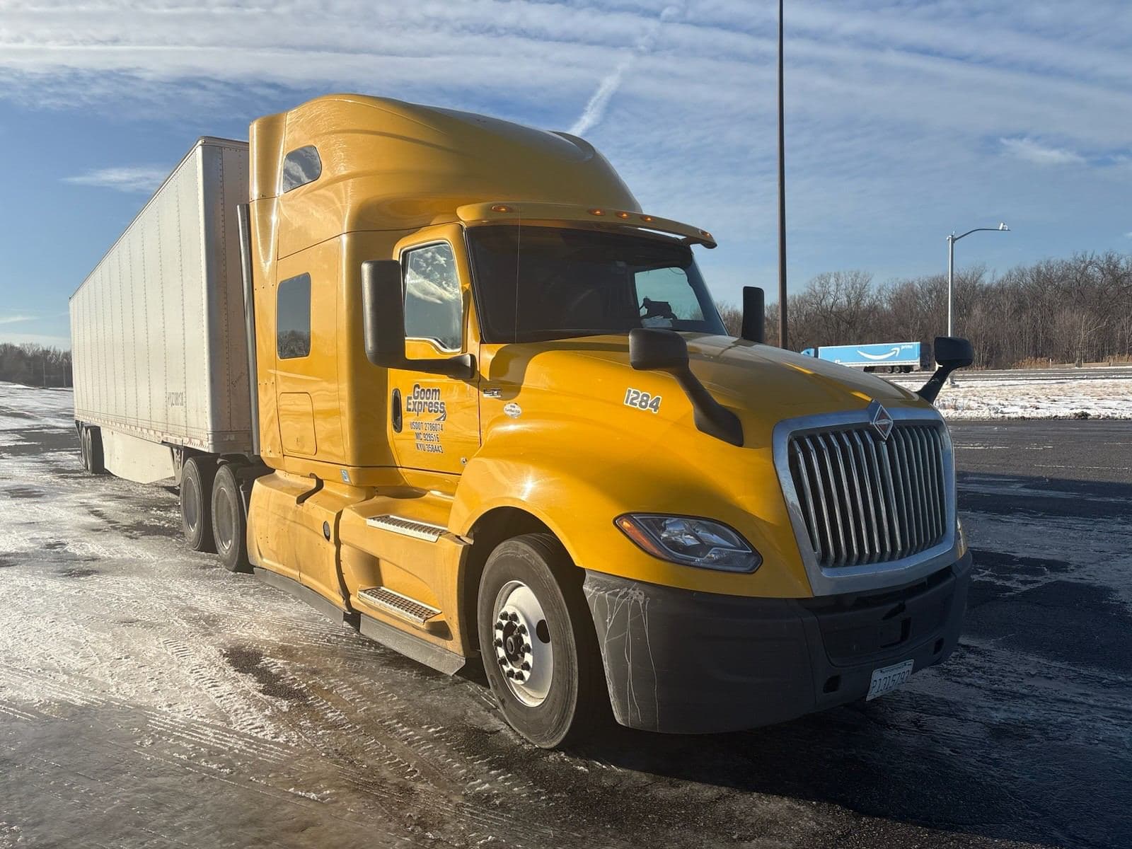 2019 International LT625 image 2