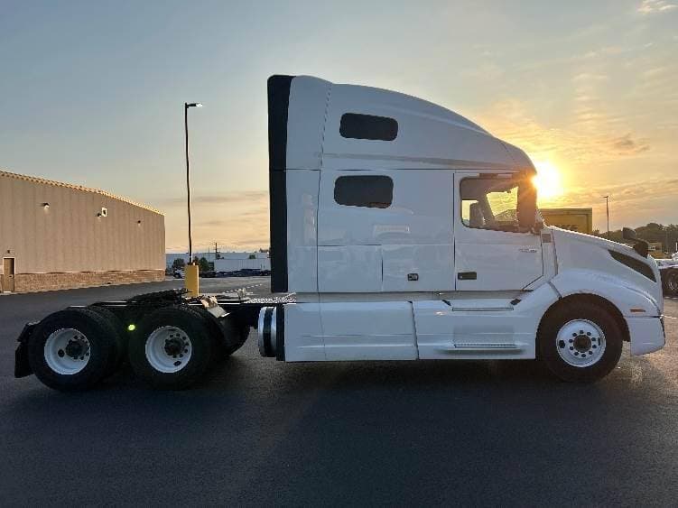 2022 Volvo VNL image 8